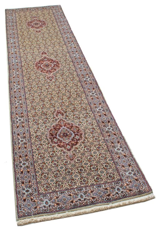 Corner detail of New Moud rug showing border pattern and Wool pile