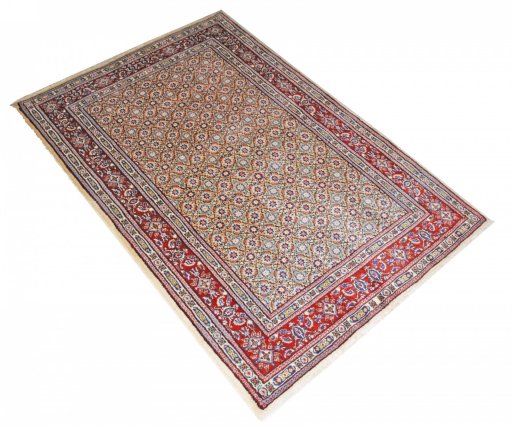 Corner detail of New Moud rug showing border pattern and Wool pile