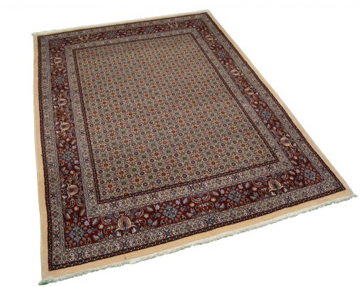 Corner detail of New Moud rug showing border pattern and Wool pile
