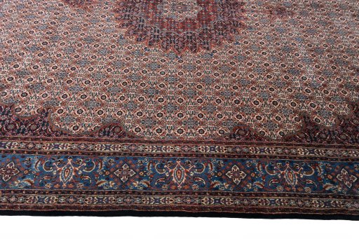 Corner detail of New Moud rug showing border pattern and Wool pile