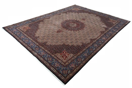 Corner detail of New Moud rug showing border pattern and Wool pile