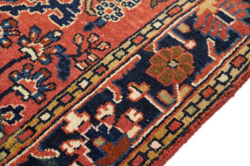 Central medallion detail of 1920s Sarough rug from Iran / Persia