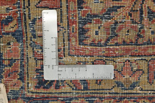 Corner detail of 1900s Sarough rug showing border pattern and Wool pile