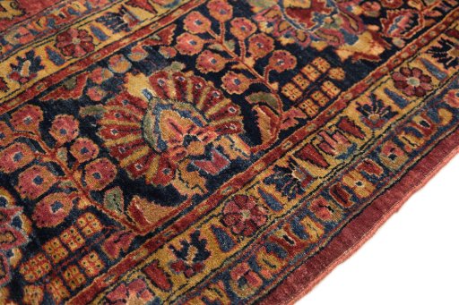 Central medallion detail of 1900s Sarough rug from Iran / Persia