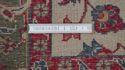 Full view of 1990s Sarough rug from Iran / Persia, 155 × 102 cm in Beige tones