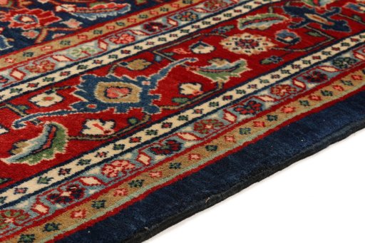 Central medallion detail of 1950s Sarough rug from Iran / Persia