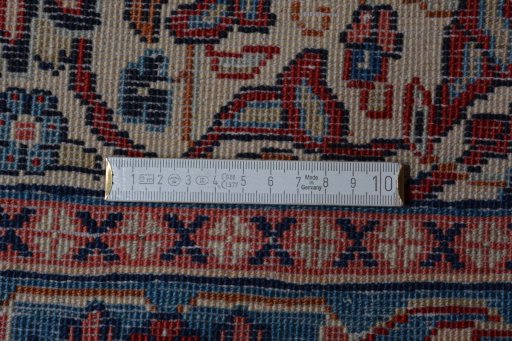 Central medallion detail of 2000s Sarough rug from Iran / Persia