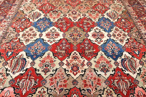 Central medallion detail of 2000s Sarough rug from Iran / Persia