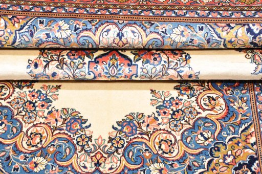 Central medallion detail of 2000s Sarough rug from Iran / Persia