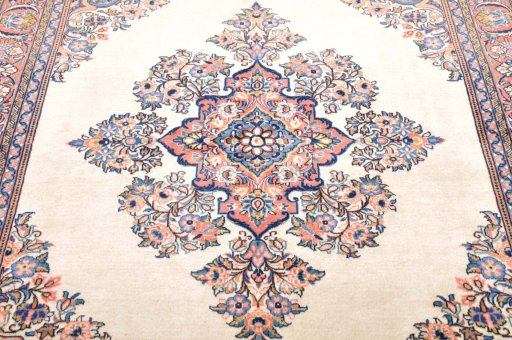 Central medallion detail of 2000s Sarough rug from Iran / Persia