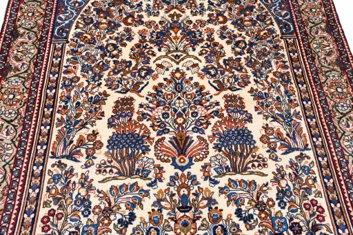Central medallion detail of 2000s Sarough rug from Iran / Persia