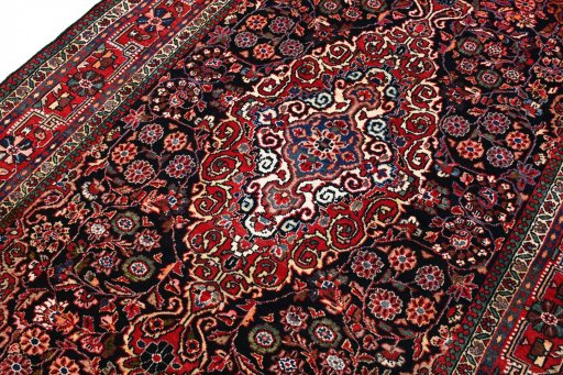Central medallion detail of 2000s Sarough rug from Iran / Persia