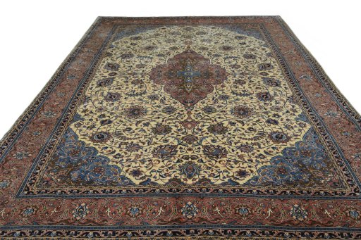 Surface texture of New Sarough rug with natural Wool and intricate pattern