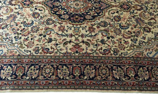 Corner detail of New Sarough rug showing border pattern and Wool pile