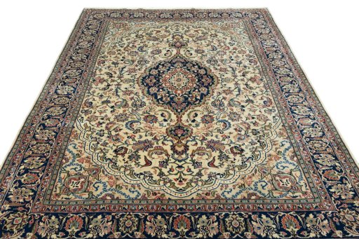 Surface texture of New Sarough rug with natural Wool and intricate pattern