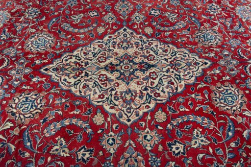 Central medallion detail of 2000s Sarough rug from Iran / Persia