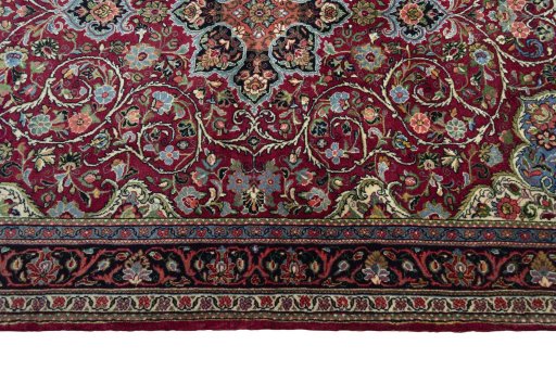 Corner detail of 1970s Sarough rug showing border pattern and Wool pile