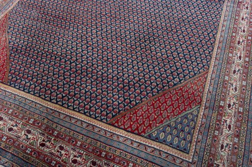 Central medallion detail of 1970s Sarough rug from Iran / Persia