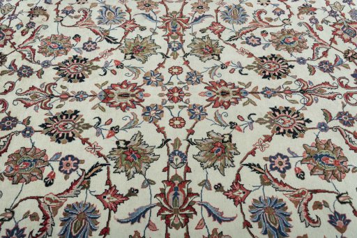 Central medallion detail of 2000s Sarough rug from Iran / Persia