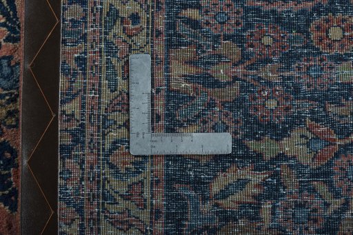 Central medallion detail of 1930s Sarough rug from Iran / Persia