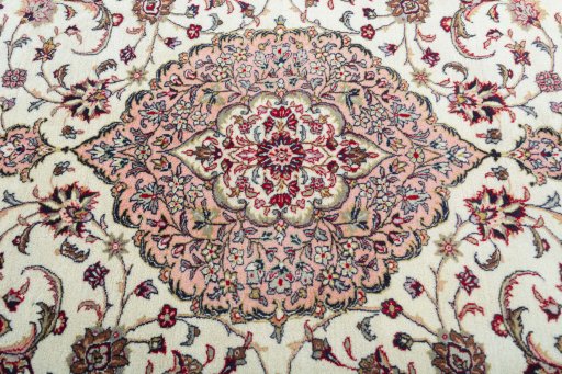 Central medallion detail of 2000s Sarough rug from Iran / Persia