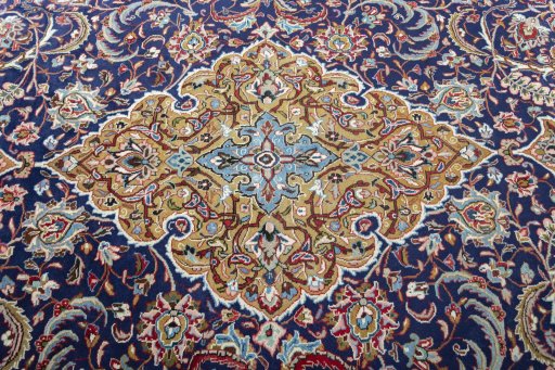 Central medallion detail of 1970s Sarough rug from Iran / Persia