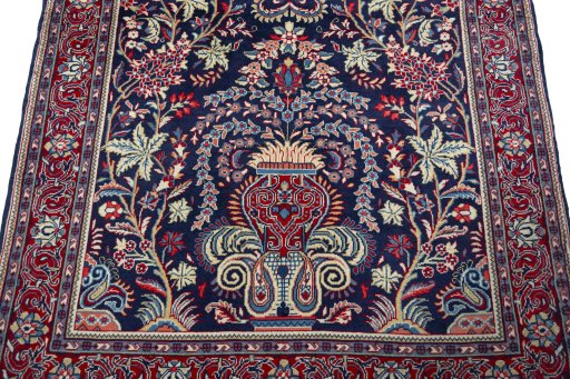Central medallion detail of New Sarough rug from Iran / Persia