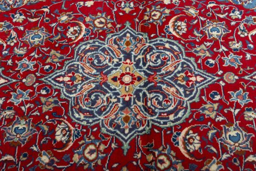 Central medallion detail of 2000s Sarough rug from Iran / Persia