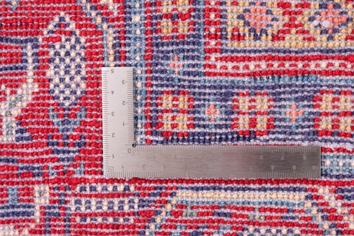 Close-up detail of 1975s Sarough rug from Iran / Persia showing Wool weave