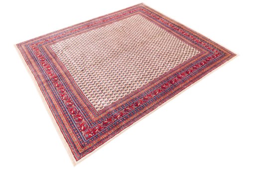 Close-up detail of 1975s Sarough rug from Iran / Persia showing Wool weave