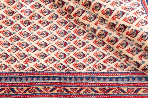 Corner detail of 1975s Sarough rug showing border pattern and Wool pile