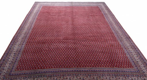 Surface texture of 2000s Sarough Mir rug with natural Wool and intricate pattern