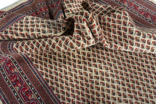 Corner detail of 2000s Sarough Mir rug showing border pattern and Wool pile