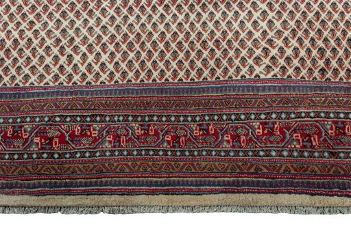 Central medallion detail of 2000s Sarough Mir rug from Iran / Persia