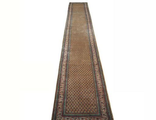 Surface texture of 1970s Sarough Mir rug with natural Wool and intricate pattern
