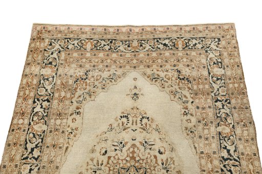 Surface texture of 1900s Tabriz rug with natural Wool and intricate pattern