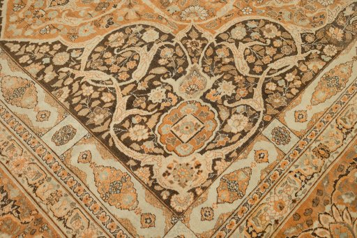Close-up detail of 1900s Tabriz rug from Iran / Persia showing Wool weave