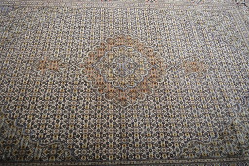 Central medallion detail of Unknown Tabriz rug from Iran / Persia