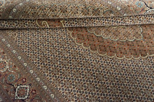 Close-up detail of New Tabriz rug from Iran / Persia showing Cork weave