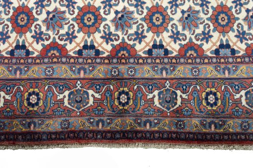 Central medallion detail of 2000s Varamin rug from Iran / Persia
