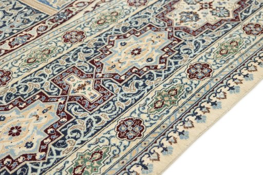 Central medallion detail of New Nain 6La with Silk rug from Iran / Persia
