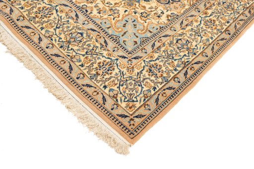 Central medallion detail of New Nain 6La with Silk rug from Iran / Persia