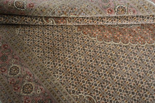Close-up detail of New Tabriz 50/60/70 Raj rug from Iran / Persia showing Cork weave