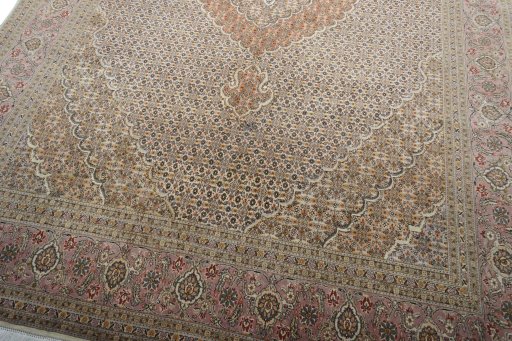 Close-up detail of New Tabriz 50/60/70 Raj rug from Iran / Persia showing Cork weave