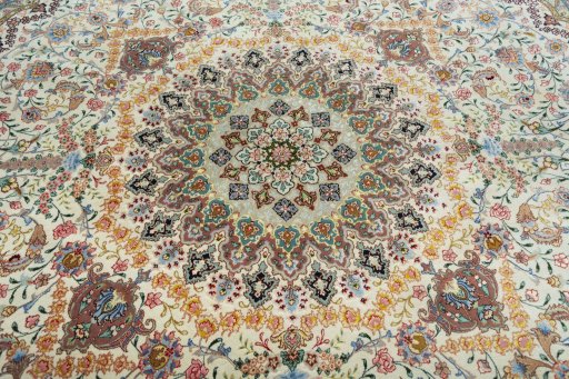 Central medallion detail of New Tabriz 50/60/70 Raj rug from Iran / Persia