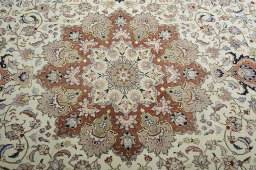 Central medallion detail of New Tabriz 50/60/70 Raj rug from Iran / Persia