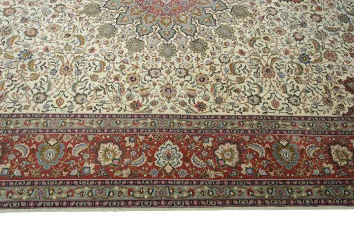 Close-up detail of New Tabriz 50/60/70 Raj rug from Iran / Persia showing Cork weave
