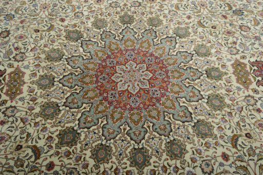 Central medallion detail of New Tabriz 50/60/70 Raj rug from Iran / Persia