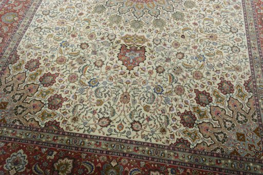 Close-up detail of New Tabriz 50/60/70 Raj rug from Iran / Persia showing Cork weave