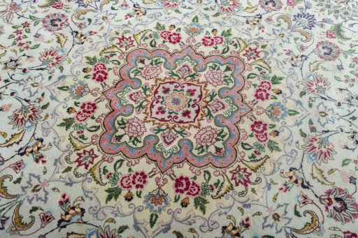 Central medallion detail of New Tabriz 50/60/70 Raj rug from Iran / Persia